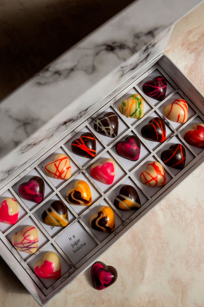 Caja Blanca de Chocolates 21 Citas para Parejas Relleno Frutal y Cacao Mexicano Fondo Marmol