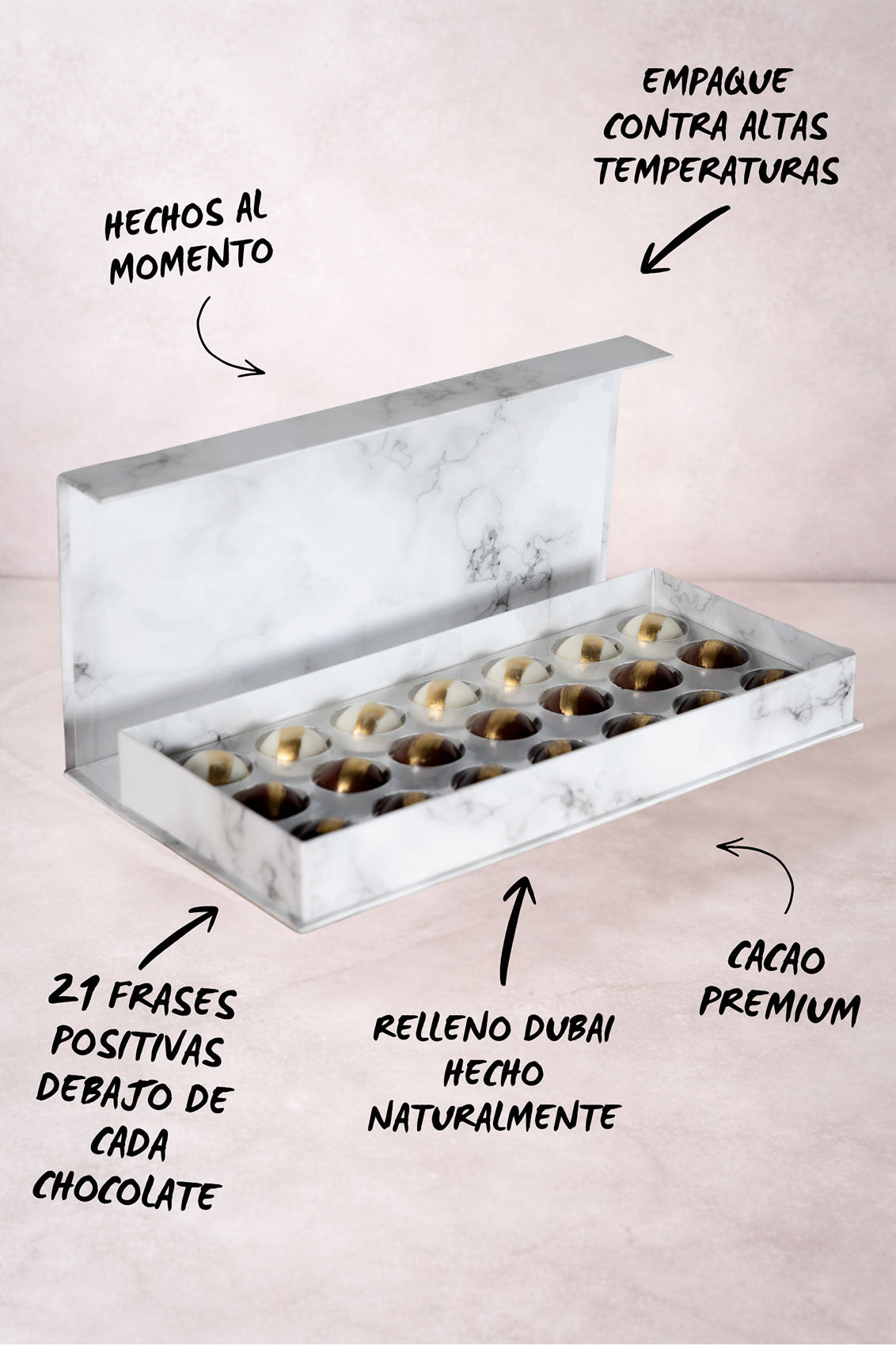 Caja Blanca de 21 Chocolates Días Positivos Relleno Dubai con Pistache y Kataifi Fondo Marmol