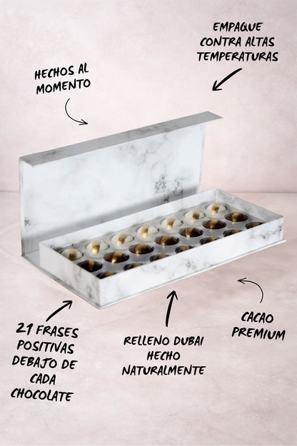 Caja Blanca de 21 Chocolates Días Positivos Relleno Dubai con Pistache y Kataifi Fondo Marmol