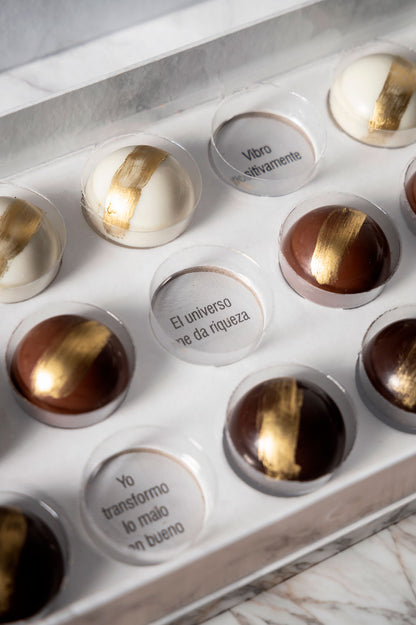 Caja Blanca de 21 Chocolates Días Positivos Relleno Dubai con Pistache y Kataifi Fondo Marmol con Frases