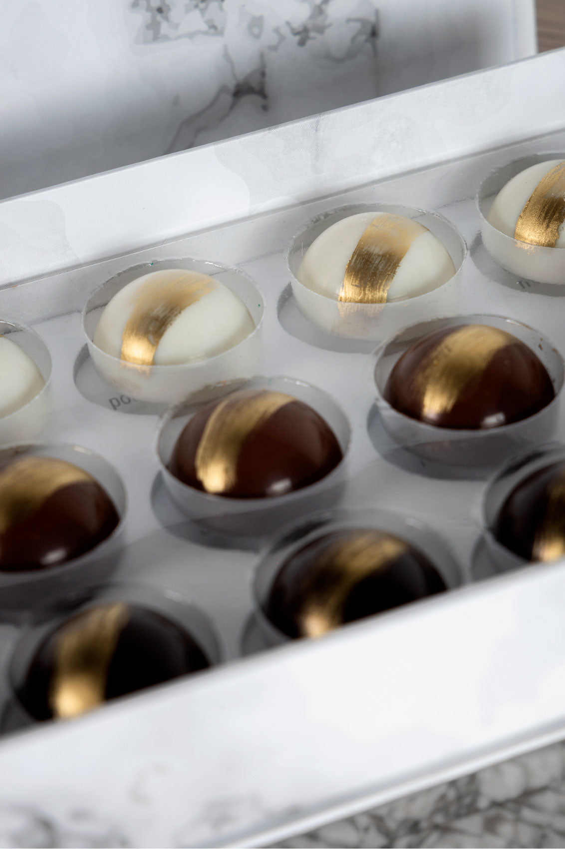 Caja Blanca de 21 Chocolates Días Positivos Relleno Dubai con Pistache y Kataifi