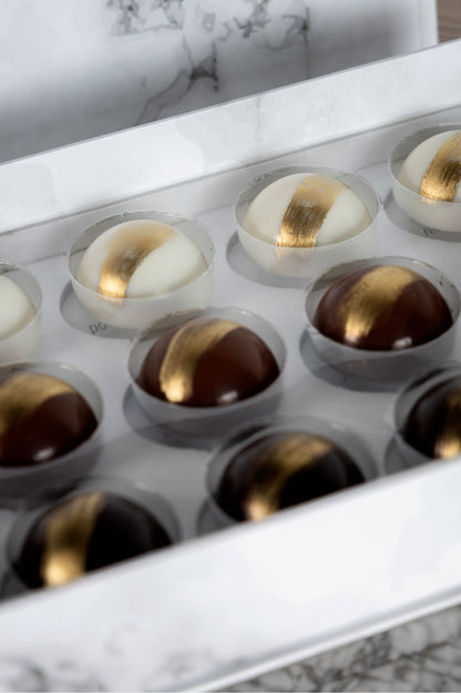 Caja Blanca de 21 Chocolates Días Positivos Relleno Dubai con Pistache y Kataifi