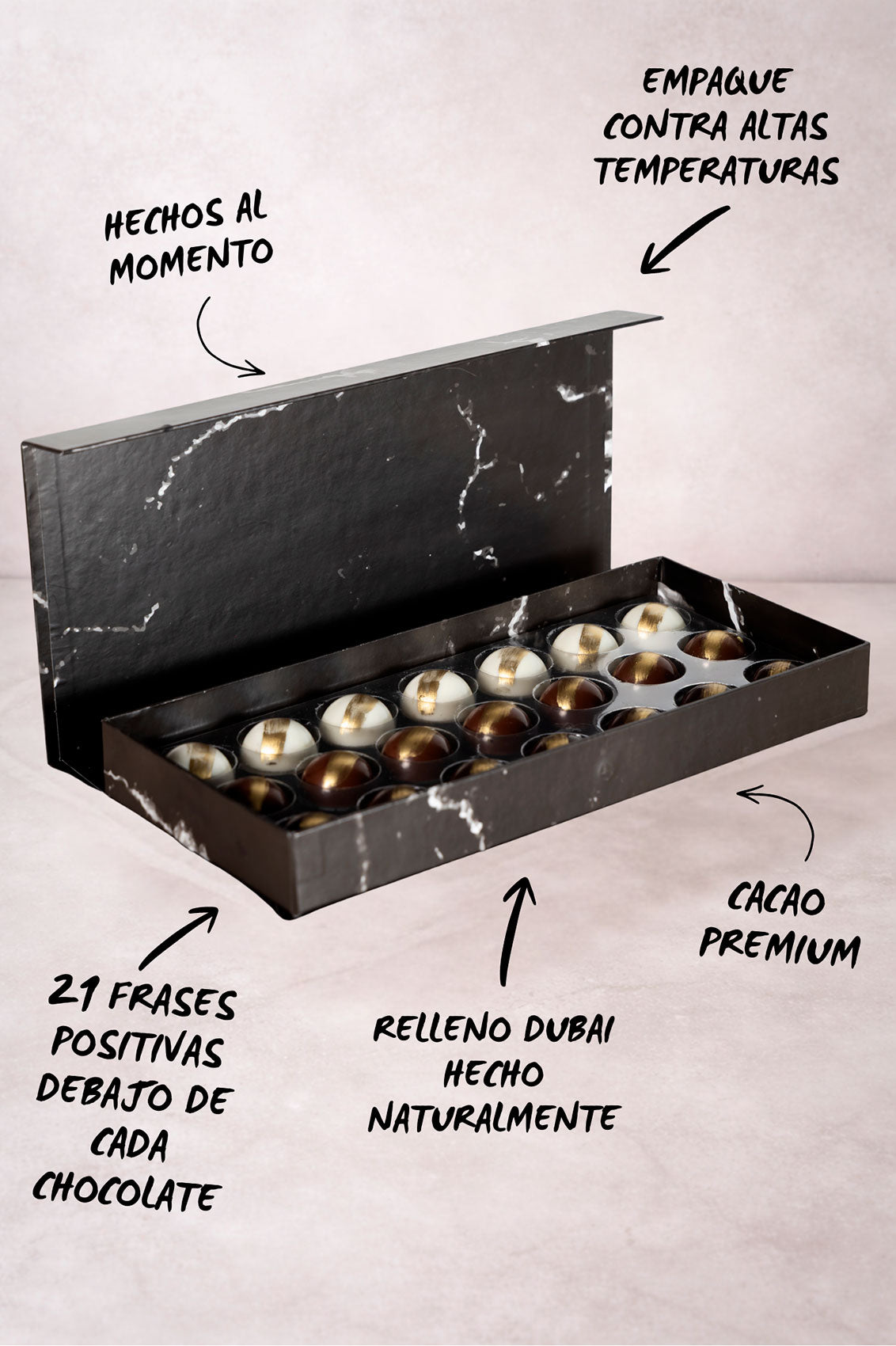 Caja Negra de 21 Chocolates Días Positivos Relleno Dubai con Pistache y Kataifi Fondo de Marmol