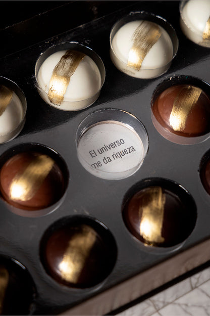 Caja Negra de 21 Chocolates Días Positivos Relleno Dubai con Pistache y Kataifi Fondo de Marmol Frases Positivas