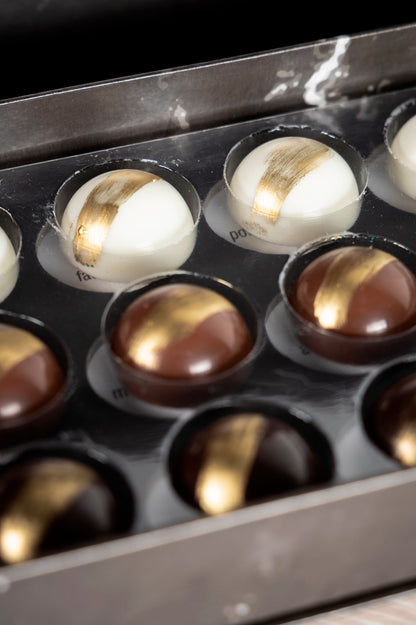 Caja Negra de 21 Chocolates Días Positivos Relleno Dubai con Pistache y Kataifi