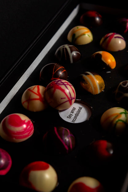 Caja negra de 21 Chocolates con Mensajes Relleno Frutal y Cacao 100% Mexicano para regalo empresarial