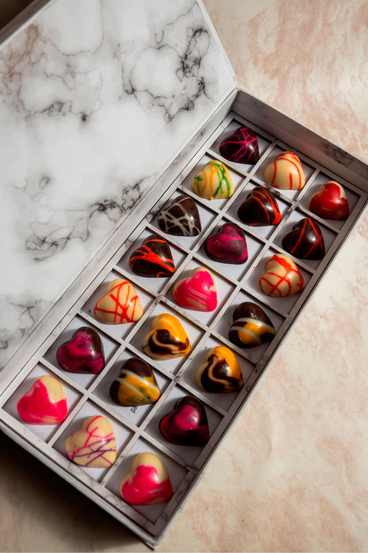 Caja Blanca de Chocolates 21 Citas para Parejas Relleno Frutal y Cacao Mexicano Fondo Marmol