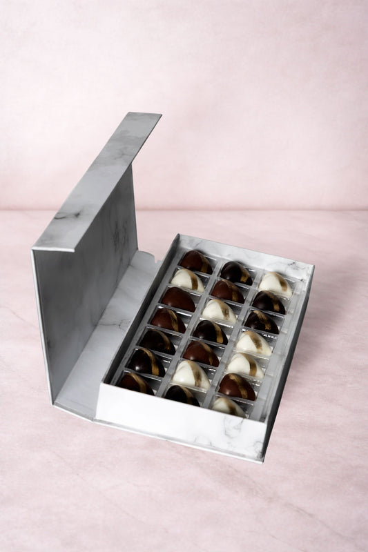 Caja Blanca 21 Citas de Chocolates Rellenos de Pistache y Kataifi Estilo Dubai sobre fondo marmol