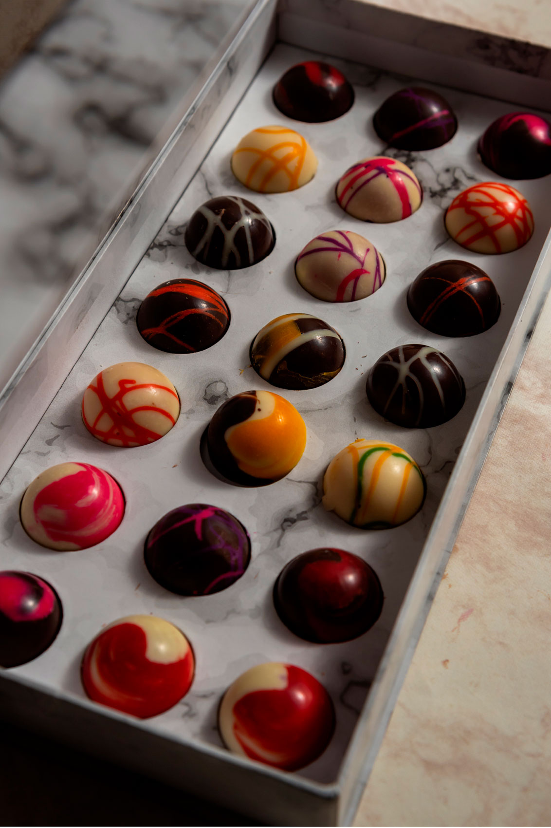Caja Blanca de 21 Chocolates con Mensajes Relleno Frutal y Cacao 100% Mexicano Fondo de Marmol