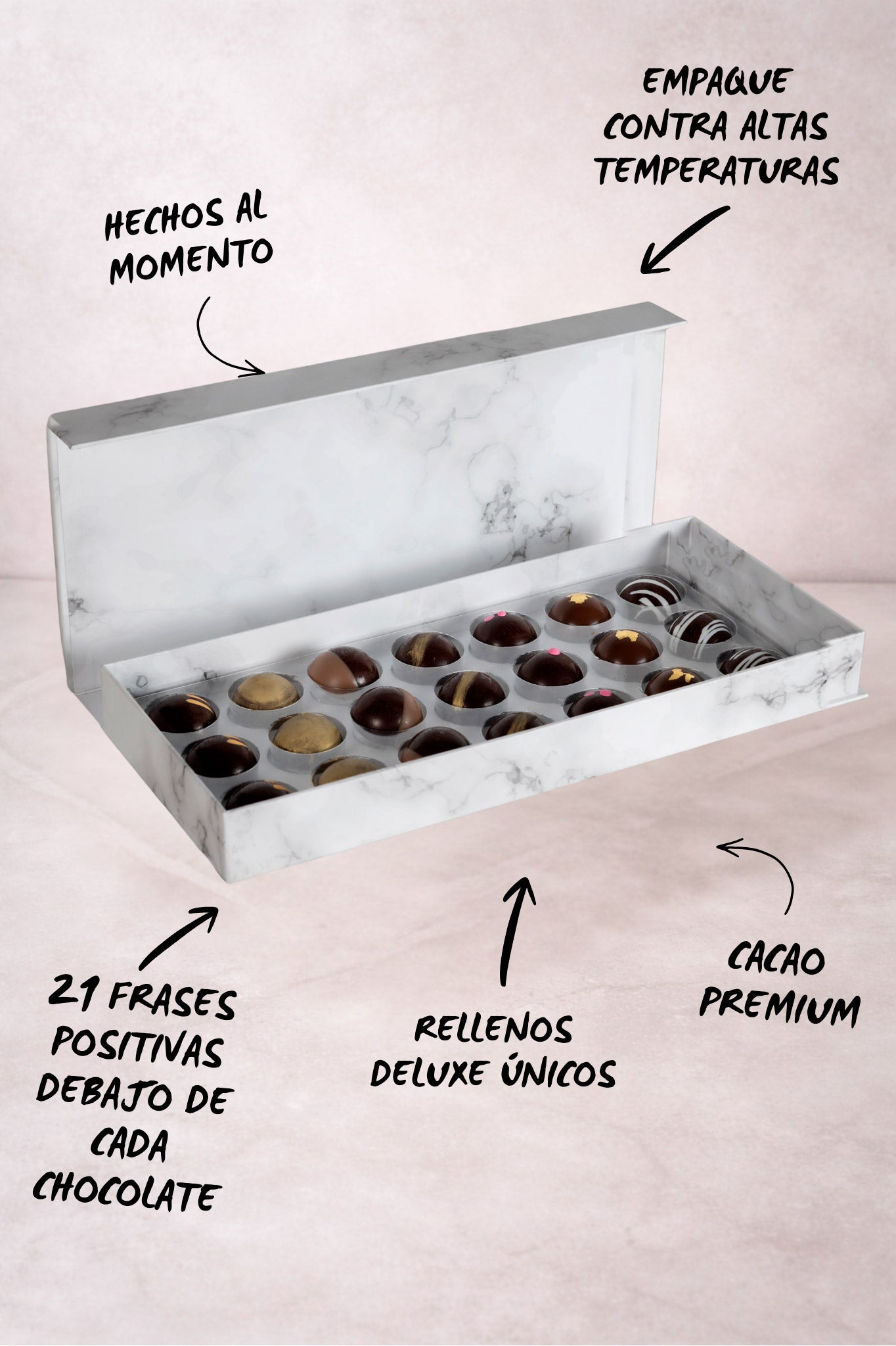 Caja de chocolates negros abiertos de la marca ChocoRoux con 21 piezas rellenas y diseño premium sobre fondo mármol.