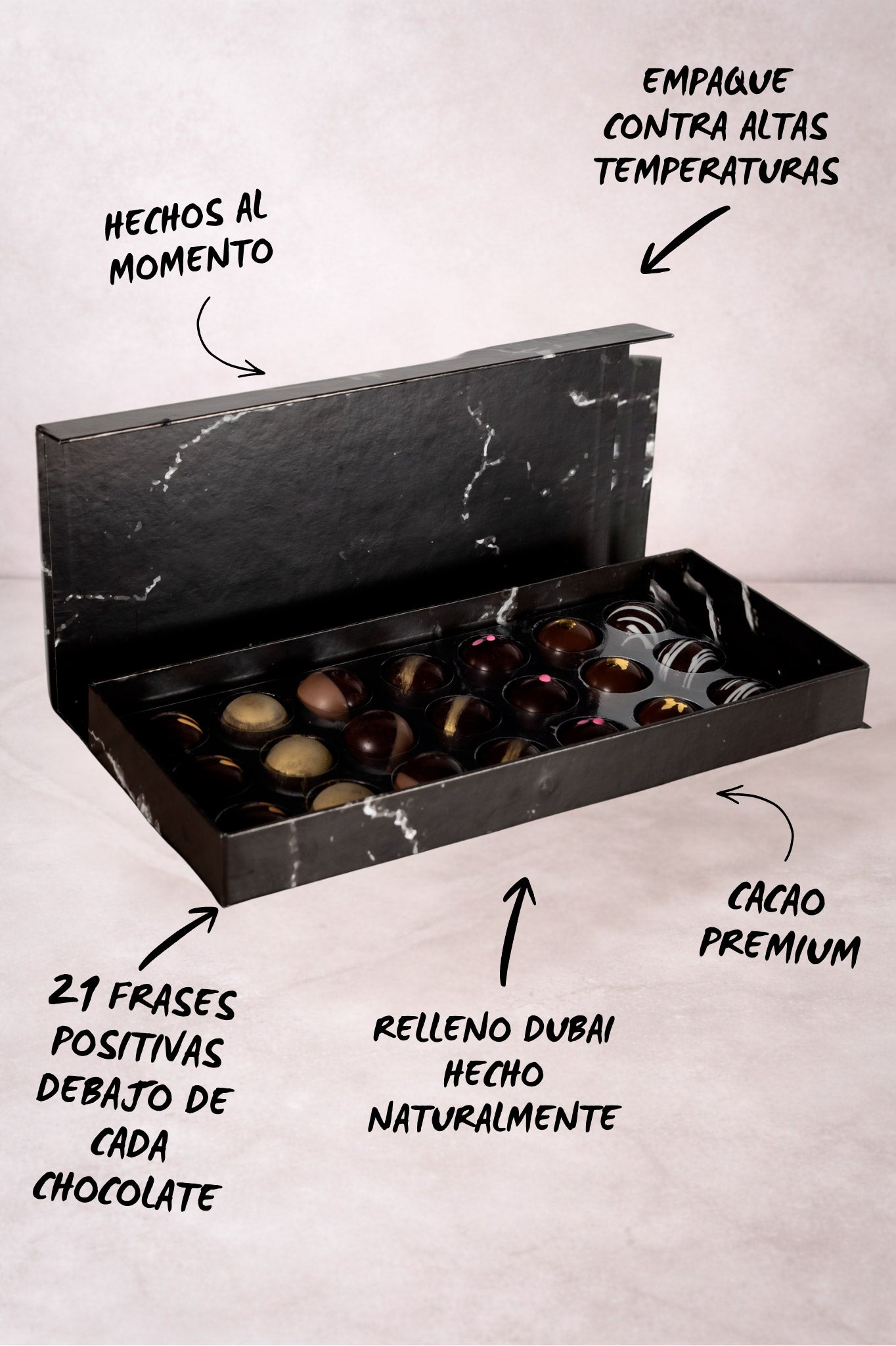 Caja de chocolates negros abiertos de la marca ChocoRoux con 21 piezas rellenas y diseño premium sobre fondo mármol.