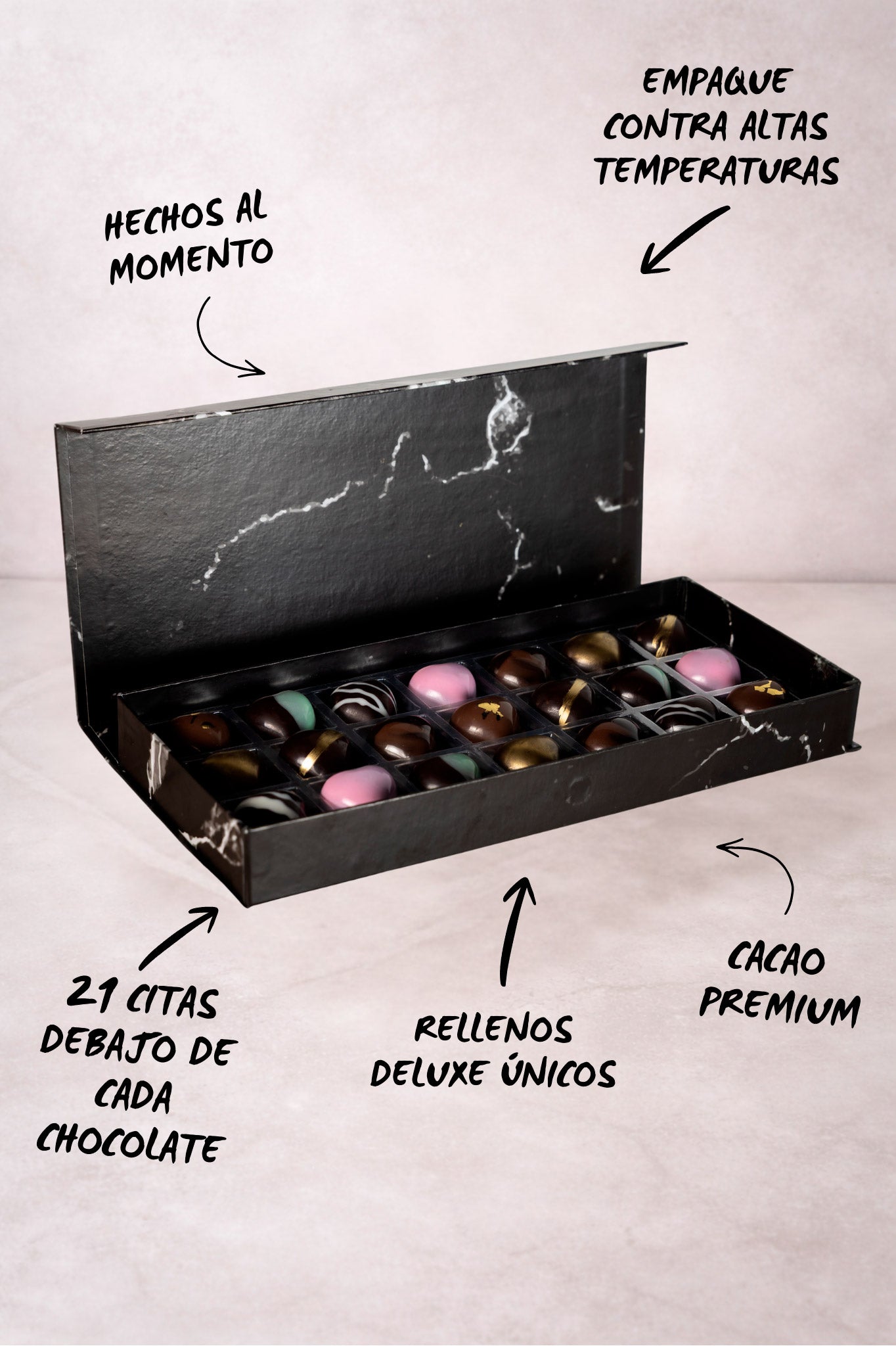 Caja de chocolates negros abiertos de la marca ChocoRoux con 21 piezas rellenas y diseño premium sobre fondo mármol.