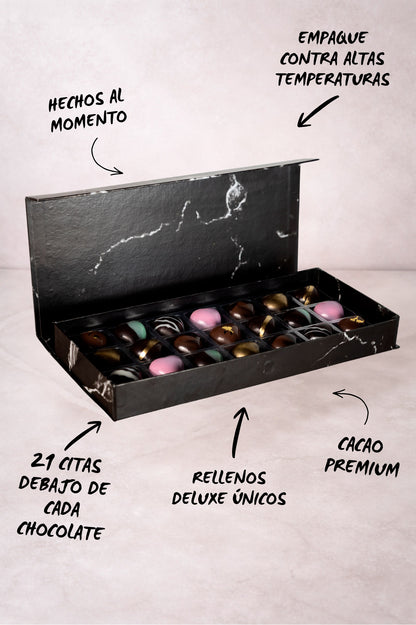 Caja de chocolates negros abiertos de la marca ChocoRoux con 21 piezas rellenas y diseño premium sobre fondo mármol.
