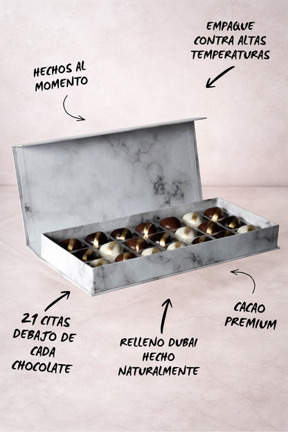 Caja Blanca 21 Citas de Chocolates Rellenos de Pistache y Kataifi Estilo Dubai sobre fondo marmol