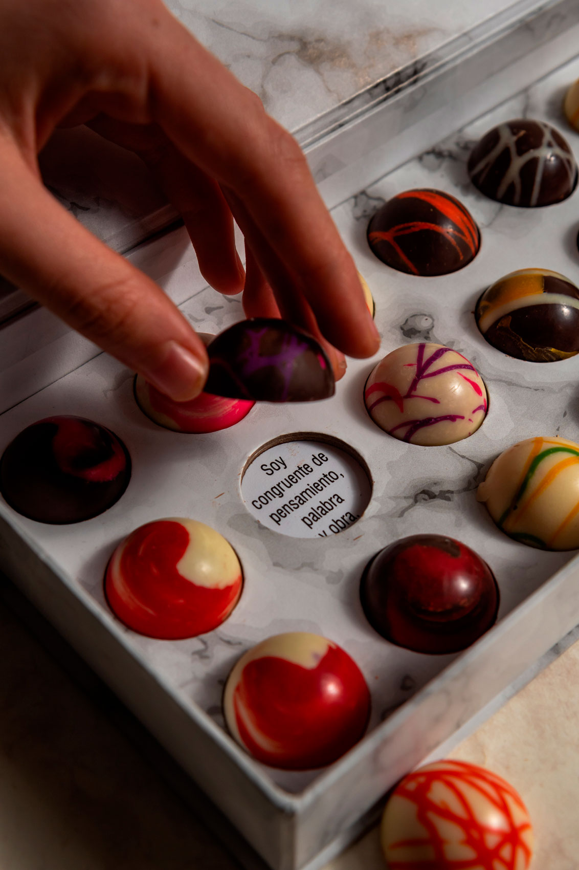 Caja Blanca de 21 Chocolates con Mensajes Relleno Frutal y Cacao 100% Mexicano Fondo de Marmol