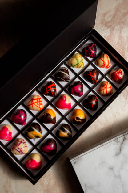 Caja Negra de Chocolates 21 Citas para Parejas Relleno Frutal y Cacao Mexicano Fondo Marmol